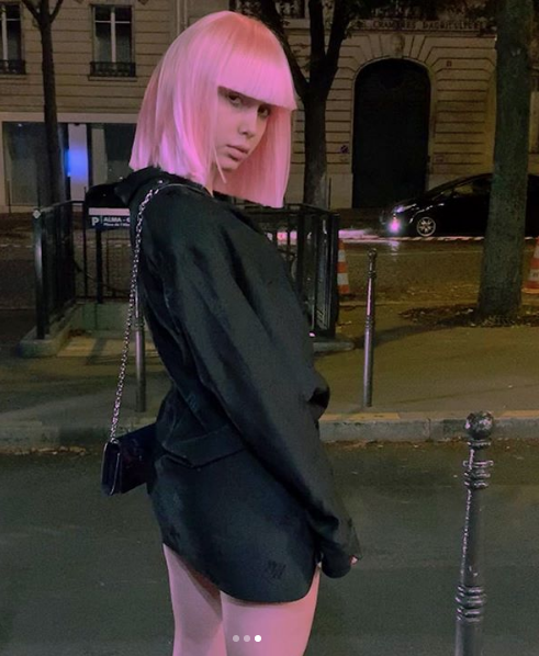 Aleyna Tilki'nin kısa pembe saçlı Paris stili! Mini elbisesiyle alt üst etti