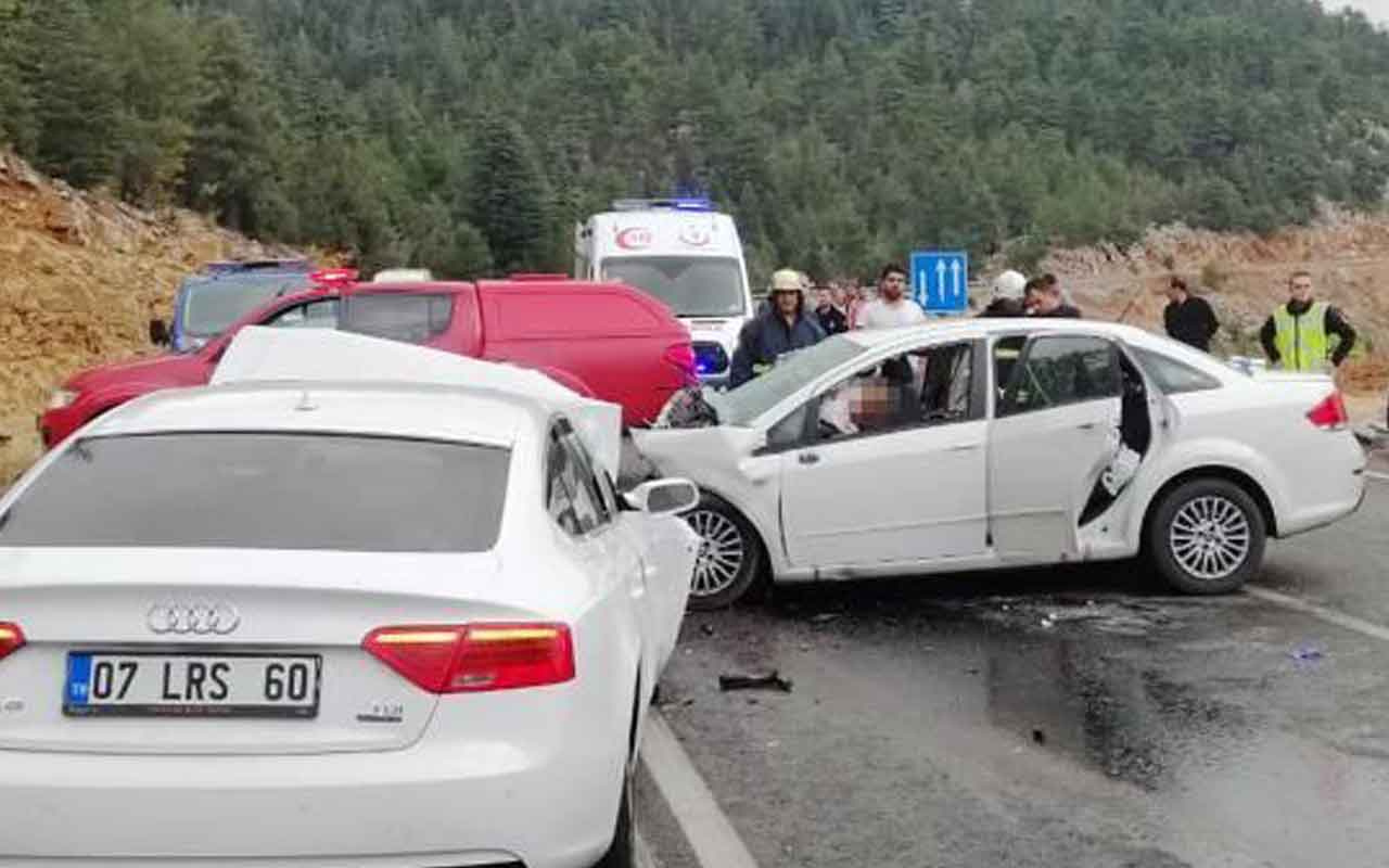 Antalya Akseki'de iki otomobil çarpıştı 4 ölü, 2 yaralı