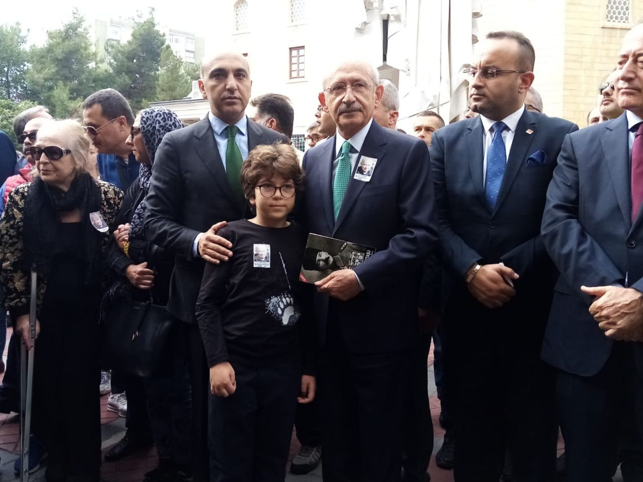 Kemal Kılıçdaroğlu usta gazeteci Necati Karakaya'nın cenaze törenine katıldı