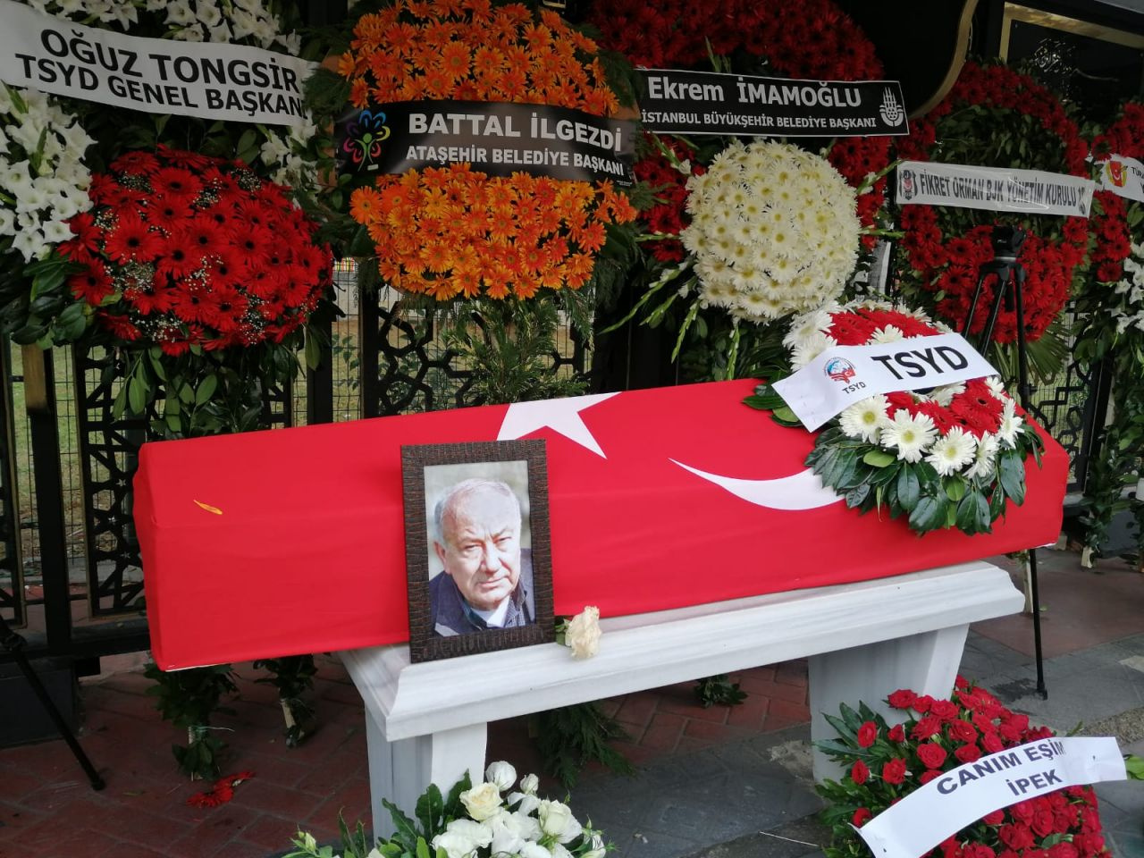 Kemal Kılıçdaroğlu usta gazeteci Necati Karakaya'nın cenaze törenine katıldı