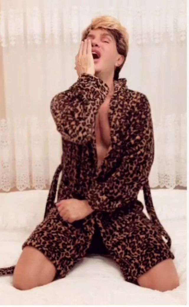 Yılmaz Morgül'ün göğüsleri sosyal medya gündemine oturdu leoparlı bornoz pozu