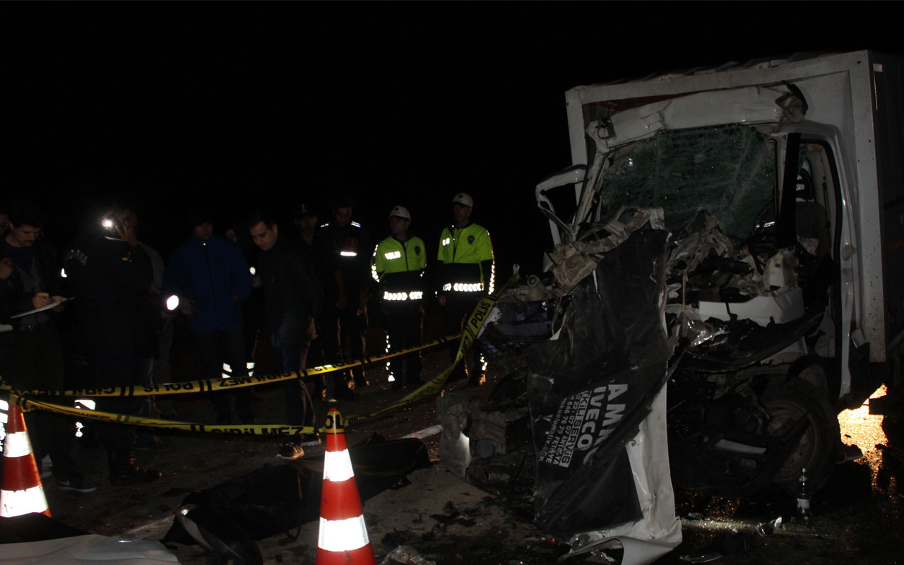 Kütahya'da kamyonet kamyona çarptı: 1 ölü
