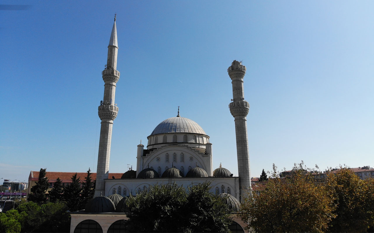 Depremde caminin minaresi yıkıldı