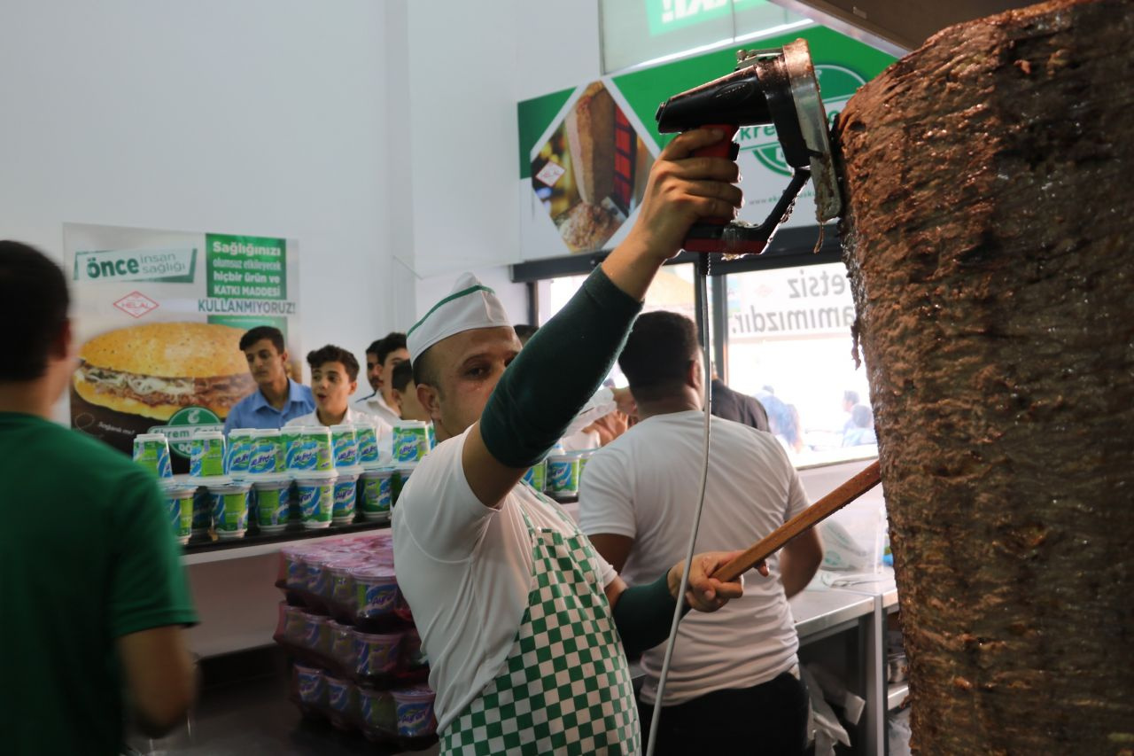 Urfa'da metrelerce kuyruk oluştu! Bedava olduğunu duyan koştu!