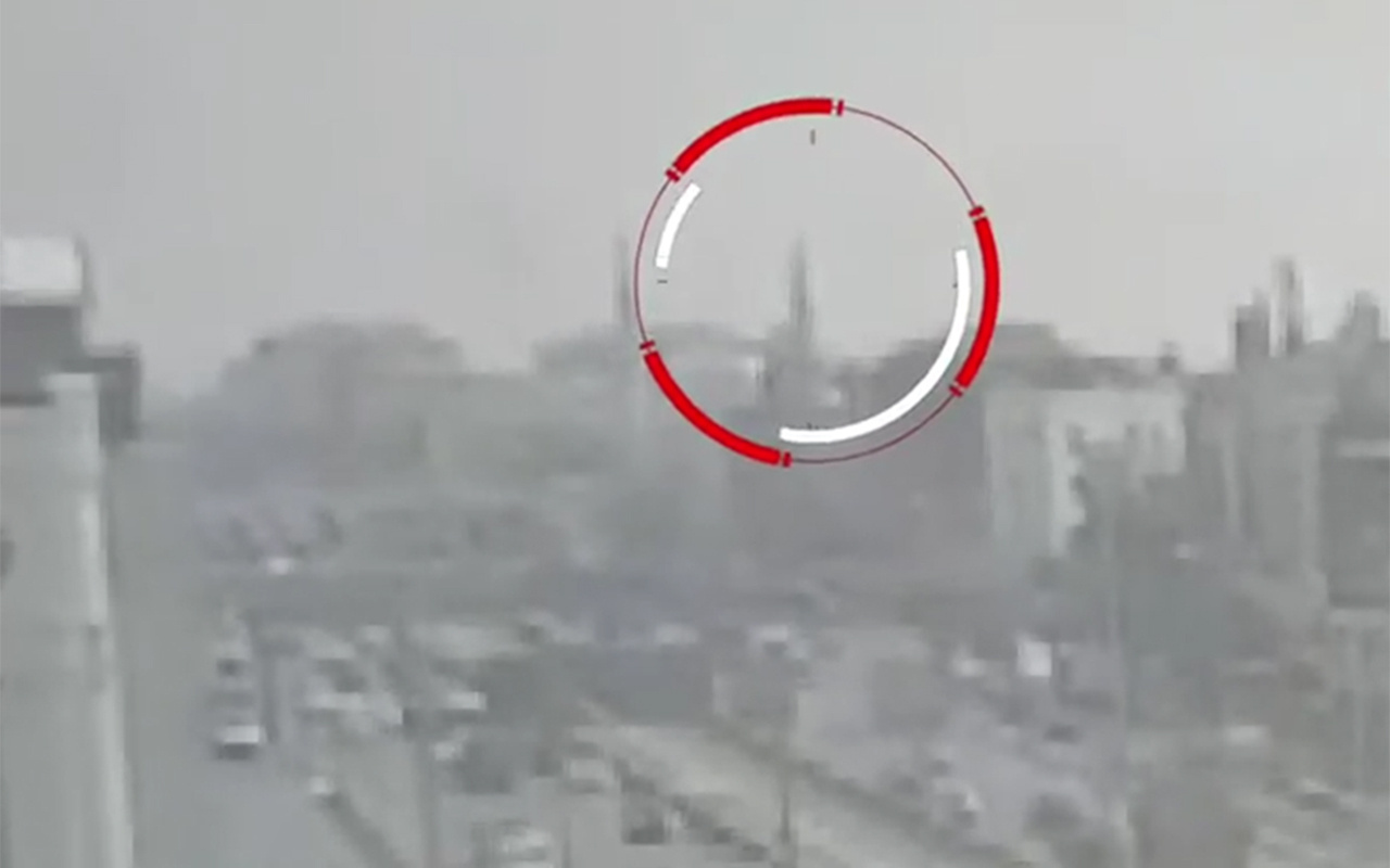 İstanbul Avcılar'da cami minaresinin yıkılma anı kameralara yansıdı