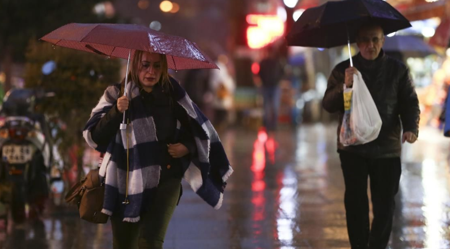 Meteoroloji'den son hava durumu tahmini: Yarın İstanbul'u sağanak vuracak