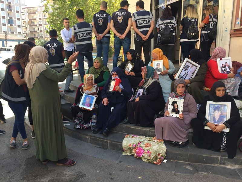 HDP'liler eylem yapan anneleri tehdit etti ortalık karıştı