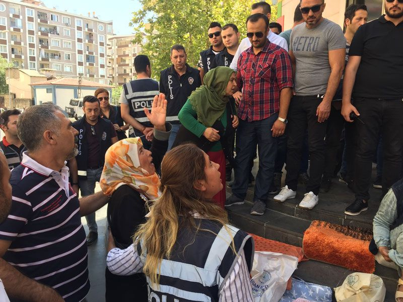 HDP'liler eylem yapan anneleri tehdit etti ortalık karıştı