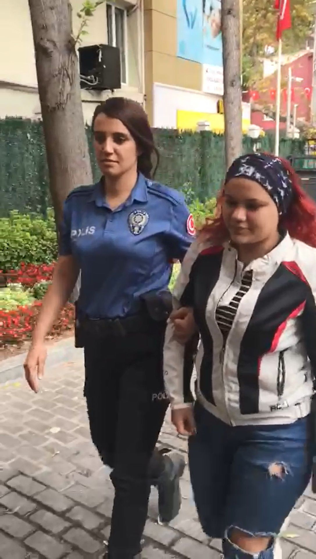 Motosiklette dans eden kadın maganda gözaltına alındı