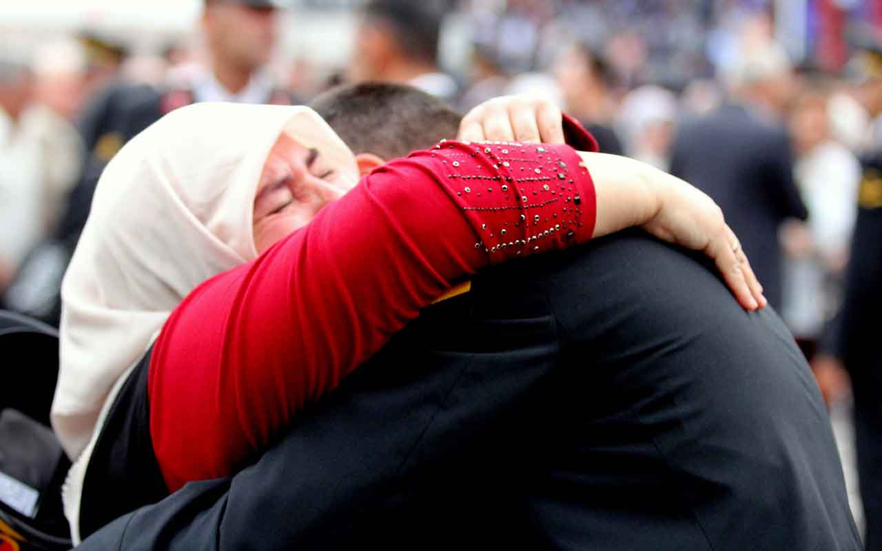 Yüzlerce asker arasında gözyaşlarıyla "Ali"sini aradı