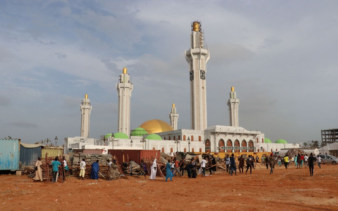 Senegal'de cami açıldı! Kubbesi Kubbet-üs Sahra'yı mimarisi Mescid-i Nebevi'yi andırıyor
