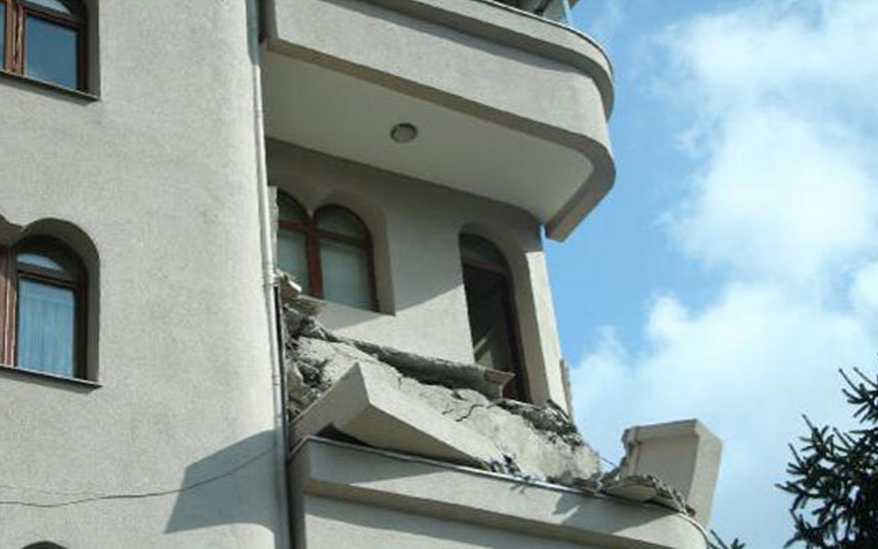 Artçı depremler sonrası Şişli'de balkon çöktü