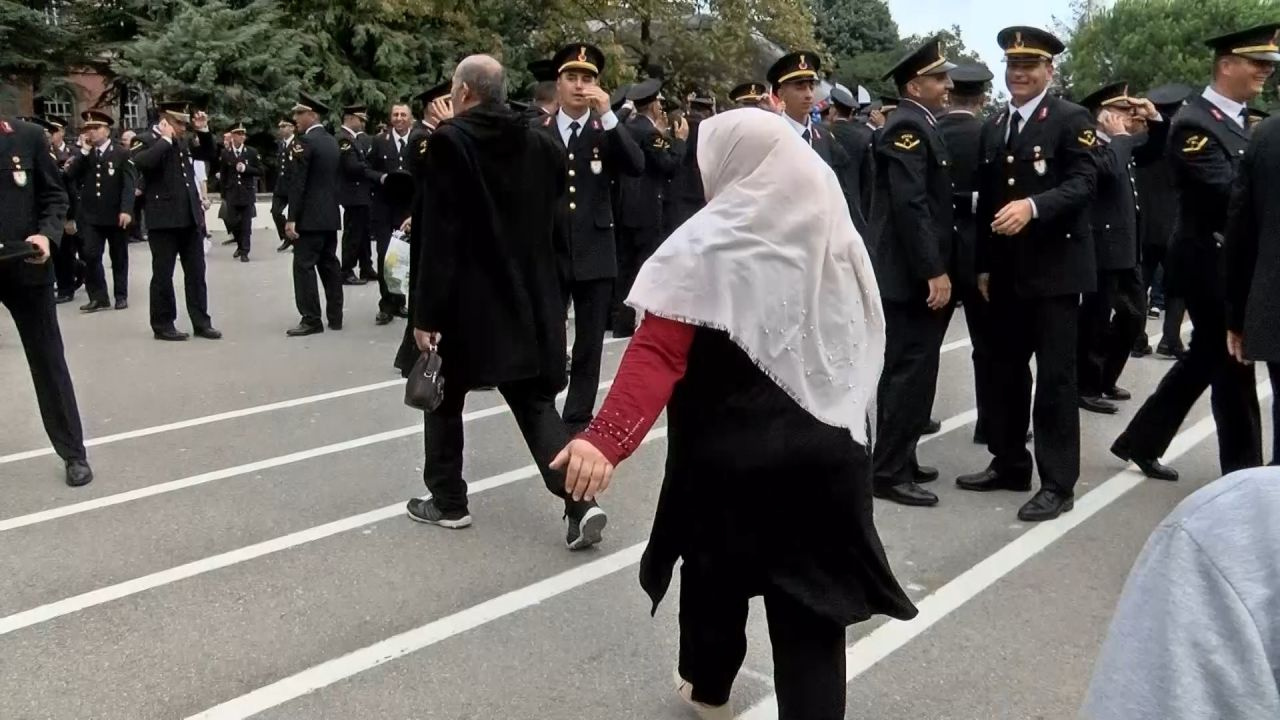 Bursa'da yemin töreninde yüzlerce asker arasında gözyaşlarıyla "Ali"sini aradı