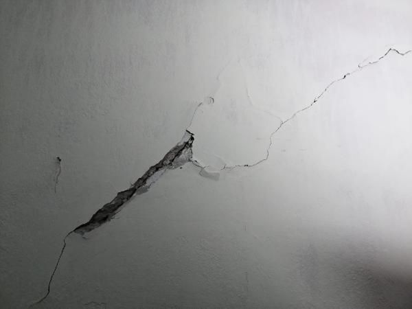 Bina sakinleri endişeli! Depremden sonra Bağcılar'da bir binada çatlaklar tespit edildi