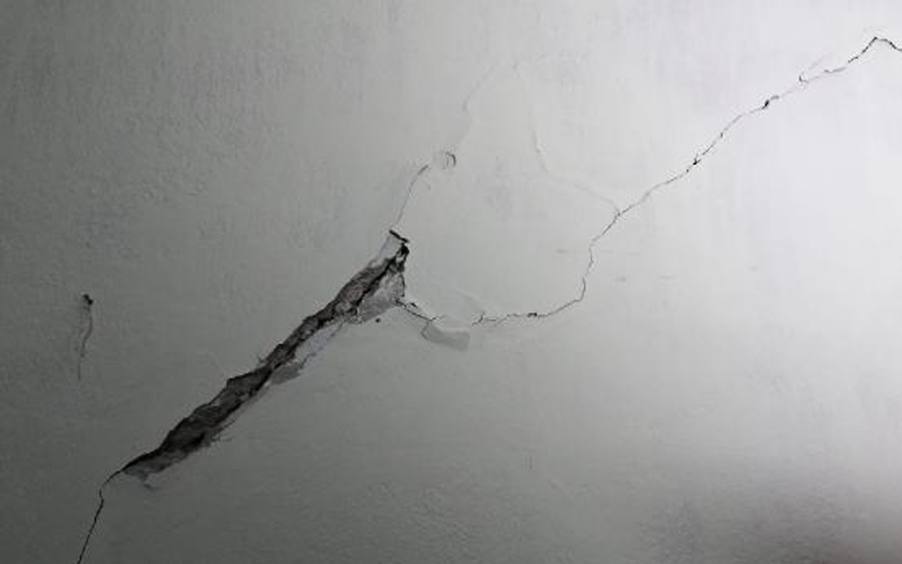 Bina sakinleri endişeli! Depremden sonra Bağcılar'da bir binada çatlaklar tespit edildi