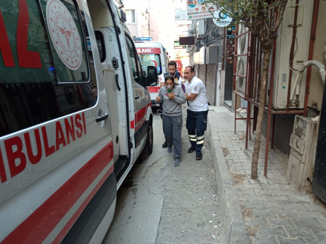 Fatih'de yangın paniği... Mahsur kalanları itfaiye kurtardı