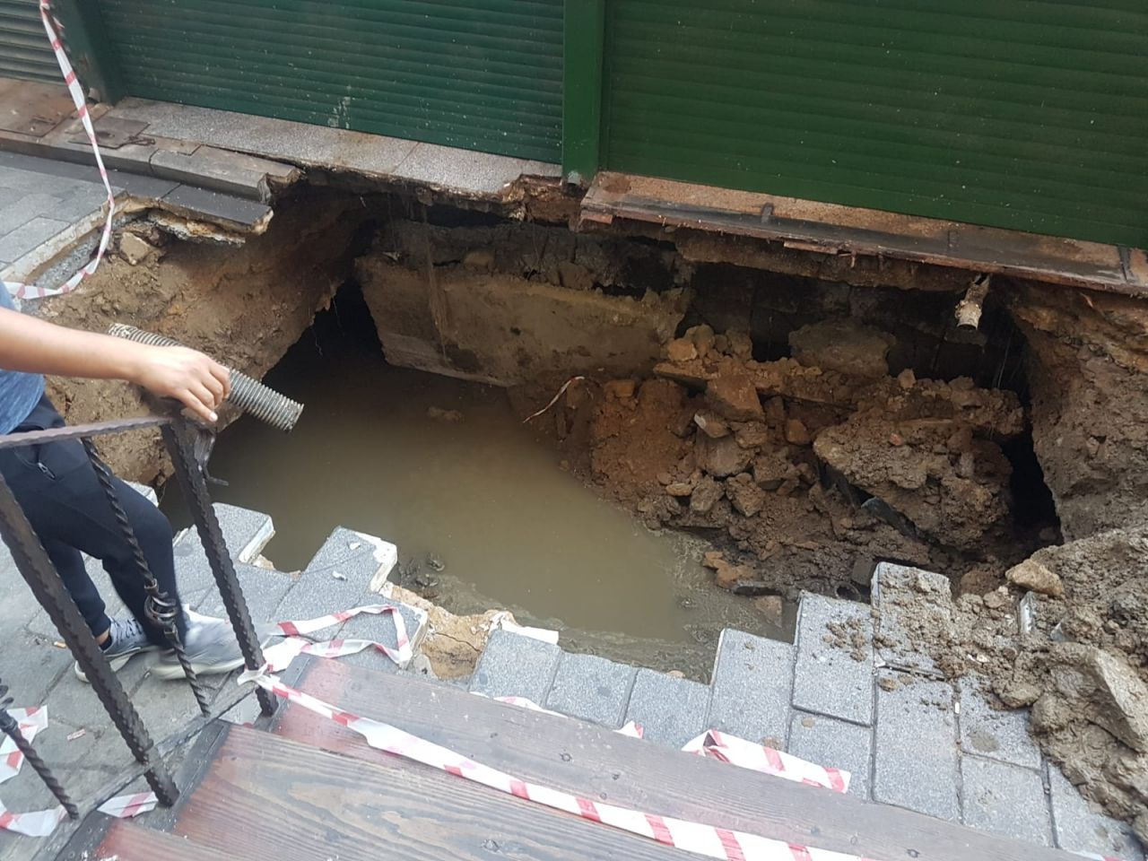 Ortaköy'de kumpircilerin olduğu yerin altından geçen kanal çöktü