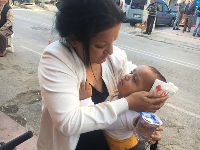 Samsun'da başına pencere düşen bebek yaralandı