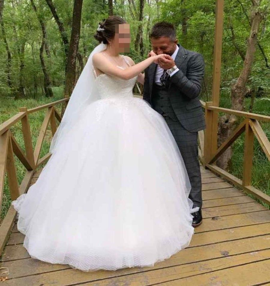 Boşanmadan başka bir kadınla düğün yapıp fotoğrafları sosyal medyada paylaştı