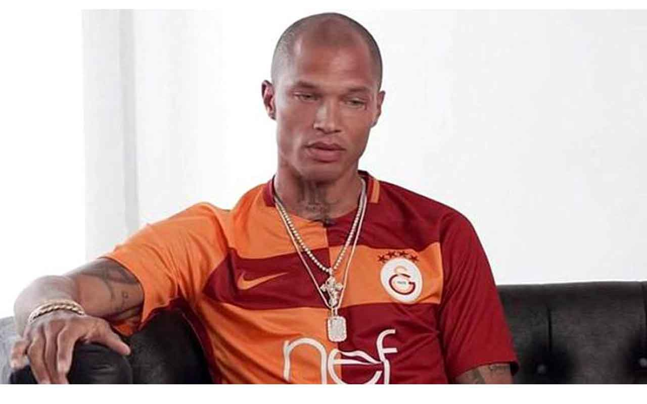 "Dünyanın en yakışıklı mahkumu" Galatasaray formasıyla kamera karşısında