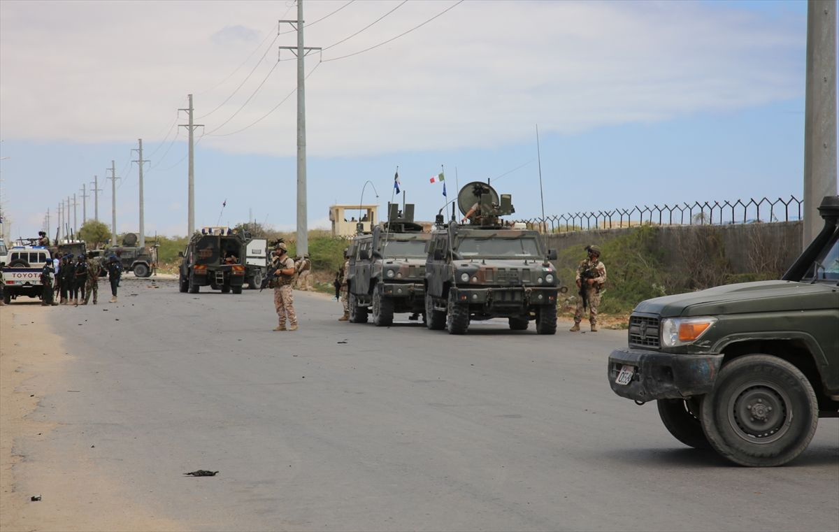 Terör örgütü Eş-Şebab Somali'de ABD ve Avrupa güçlerine saldırdı! Siviller yaralı