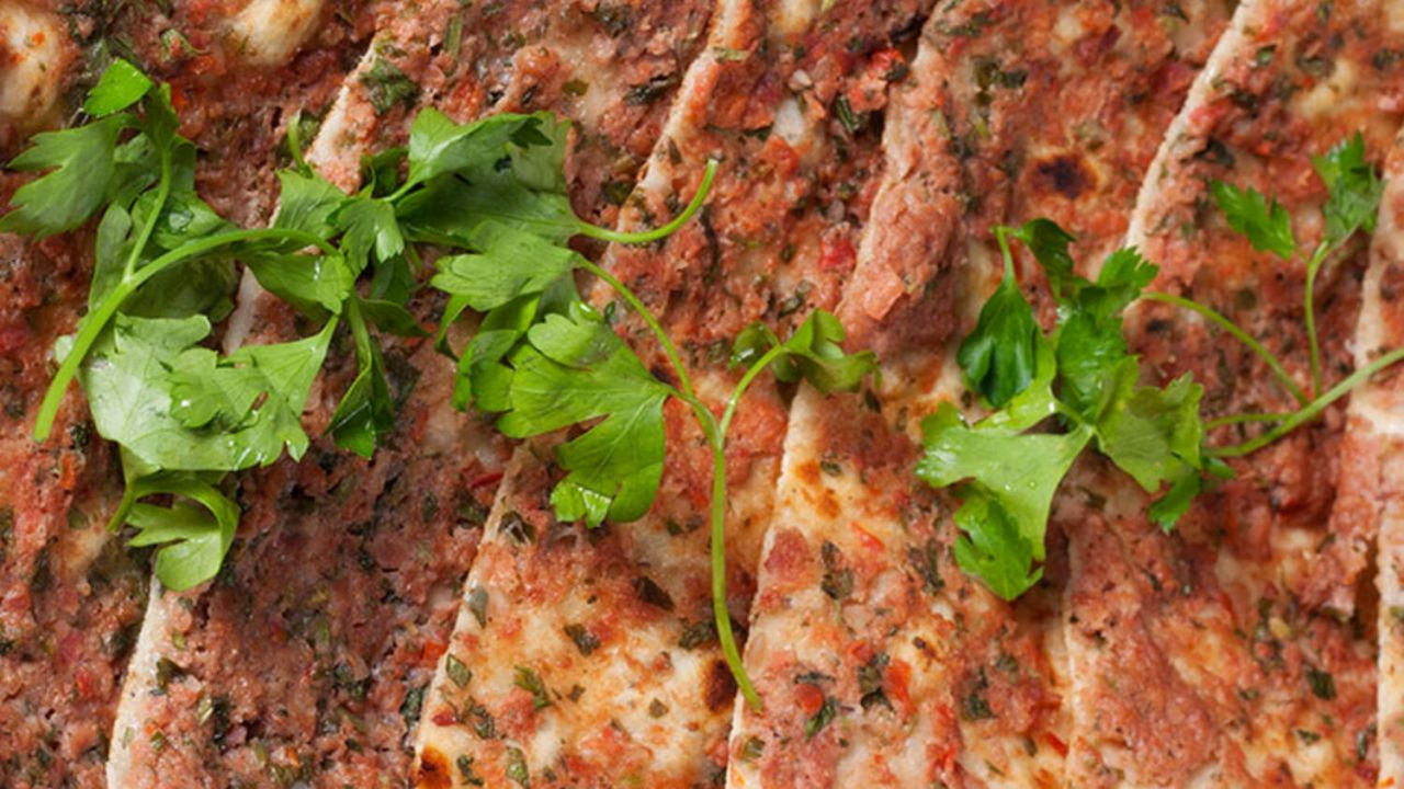 Lahmacundaki hileye bakın et yerine bakın ne koyuyorlar