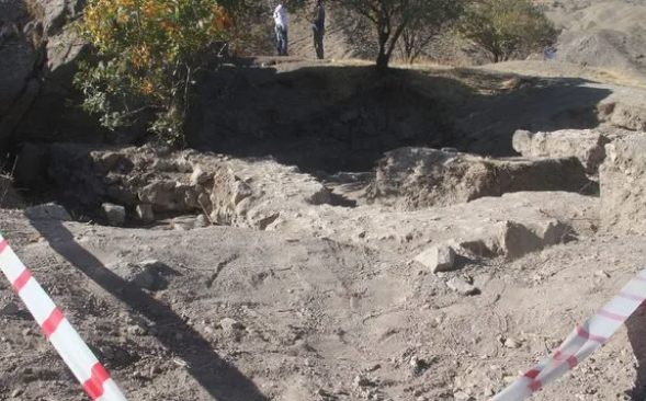 Elazığ'da defineciler kazmıştı! Tam 2 bin 800 yıllık cıktı