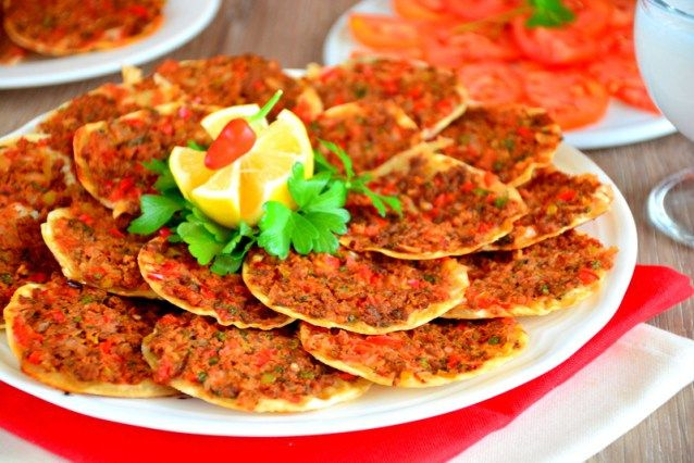 Lahmacundaki hileye bakın et yerine bakın ne koyuyorlar