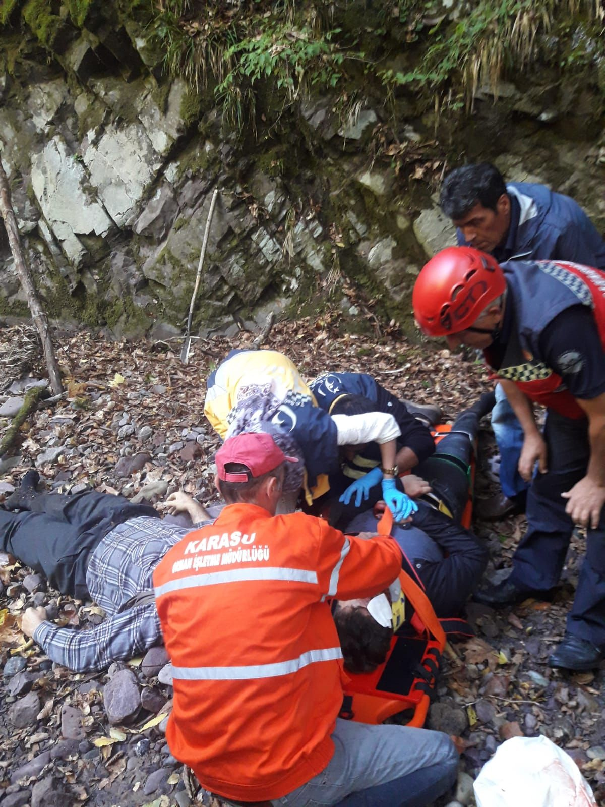 Sakarya'da kestane toplarken kayalıklardan yuvarlanan baba öldü oğlu yaralı