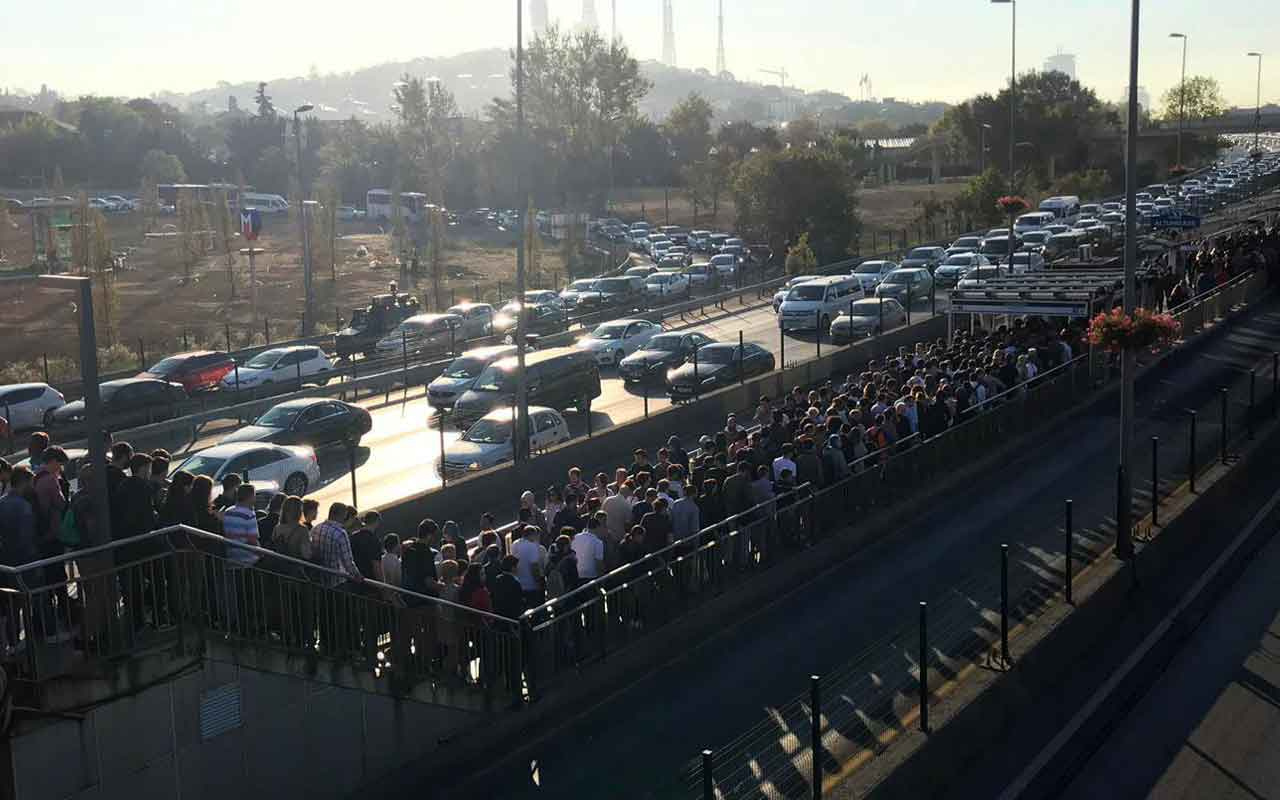 Altunizade metrobüs durağında aşırı yoğunluk