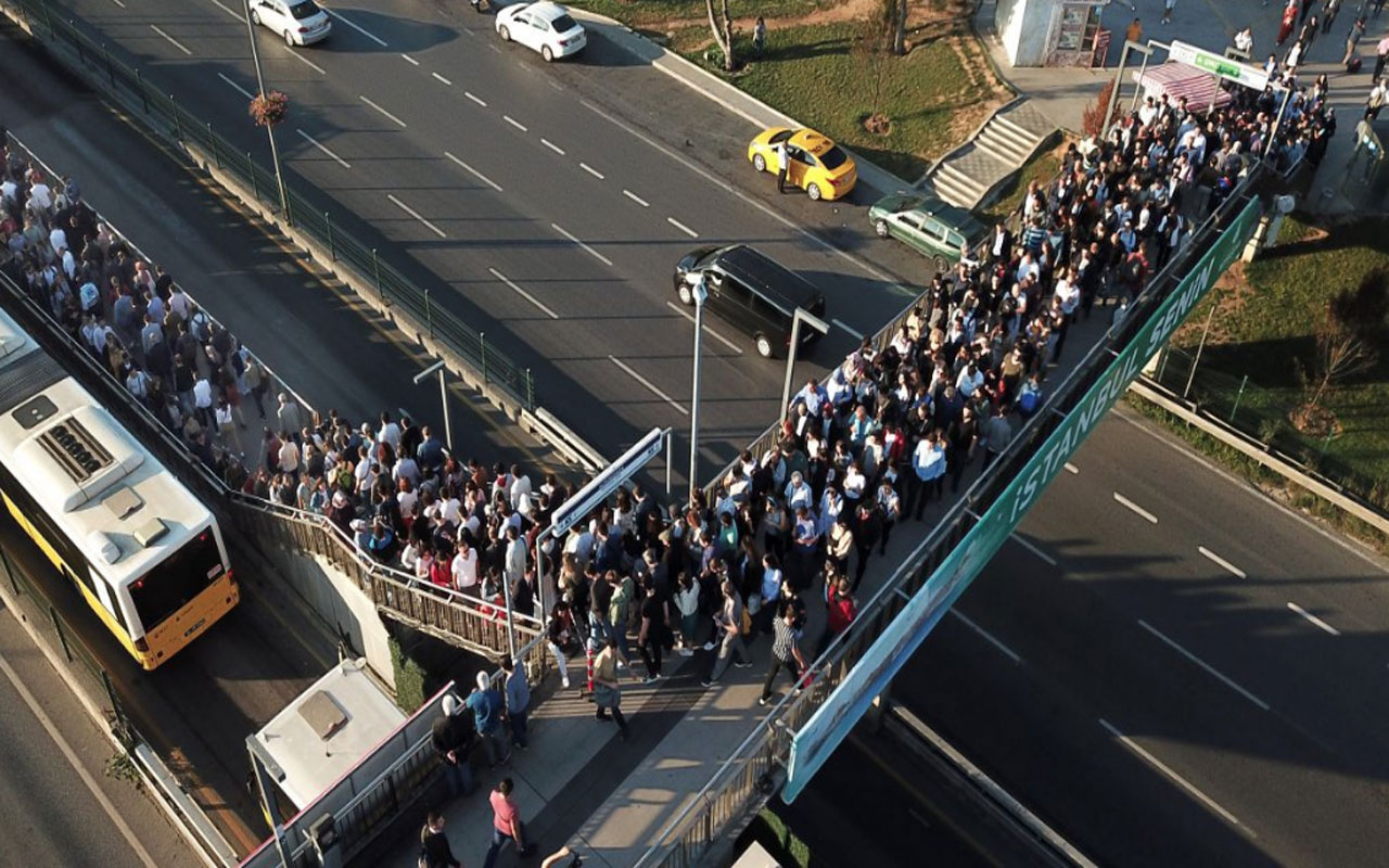 İBB Altuniza'de metrobüs durağındaki  yoğunluğu tek hamleyle bitirdi