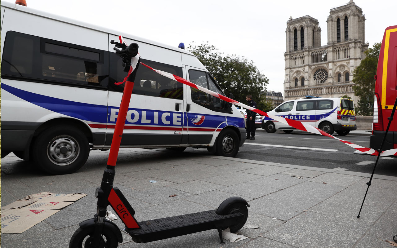 Paris'teki bıçaklı saldırgan polis çıktı: 4 ölü