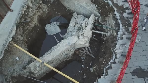 Üsküdar'da asfaltın hemen altından tarihi kalıntılar çıktı