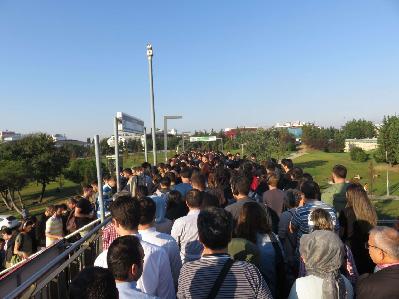 Altunizade metrobüs durağı! İBB tek hamleyle yoğunluğu bitirdi