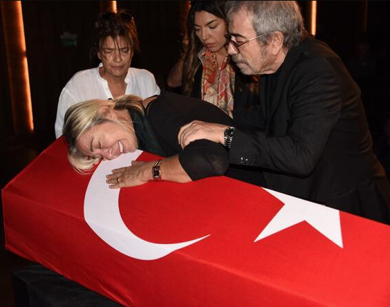 Tarık Ünlüoğlu'nun cenazesinde eşi Gülenay Kalkan fenalaştı gözyaşları sel oldu