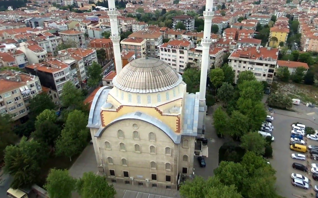 İstanbul depreminde hasar alan cami ibadete kapatıldı