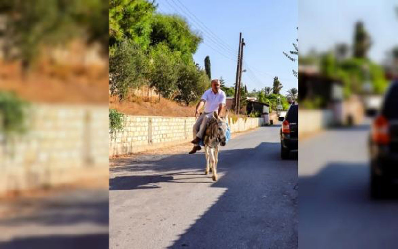 Makam aracına haciz gelen belediye başkanı işe eşek sırtında gidiyor