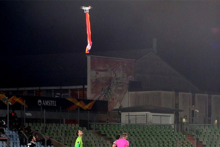 Dudelange Karabağ maçında bayrak skandalı! Futbolcular şaştı kaldı