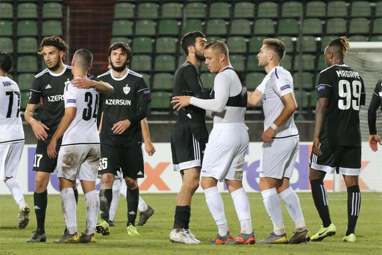 Dudelange Karabağ maçında bayrak skandalı! Futbolcular şaştı kaldı