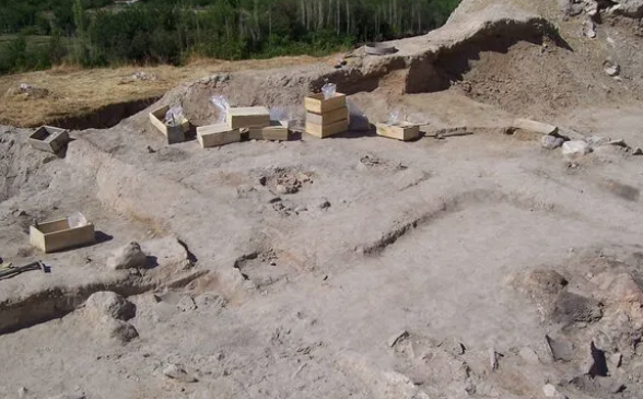 Malatya'da Geç Kalkolitik döneme ait bir konutta 5700 yıllık çocuk iskeleti bulundu