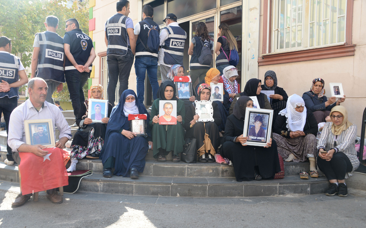 HDP önündeki aileleri PKK tehdit etti! Önce çocuklarınızı sonra sizi tararız