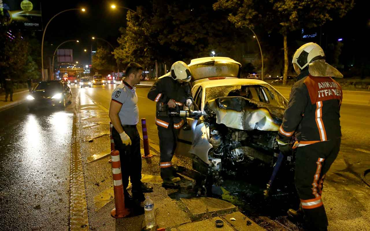 Yön levhası direğine çarpan otomobil alev aldı