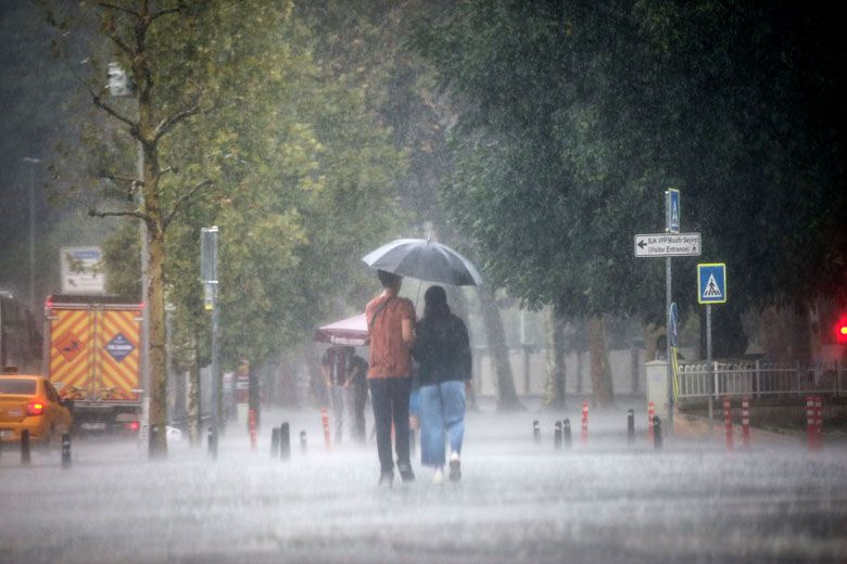 Efe yağmur hortum ve doluyla geldi! Meteoroloji uzmanı 20 bin şimşek çaktı diyor
