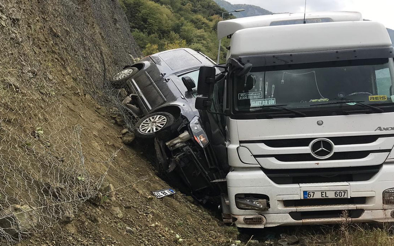 Tırın çarpıp yamaca sıkıştırdığı aracın sürücüsü ölümden döndü