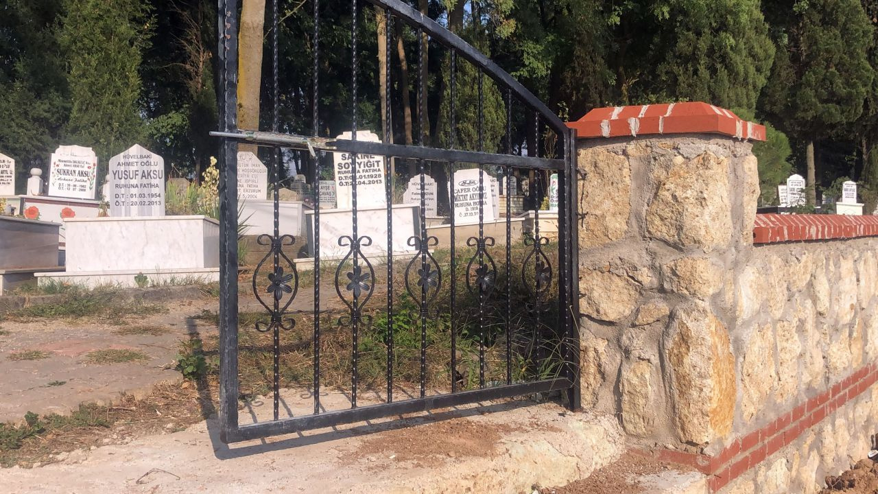 9 yaşındaki Suriyeli çocuk mezarlık kapısına kendisini astı