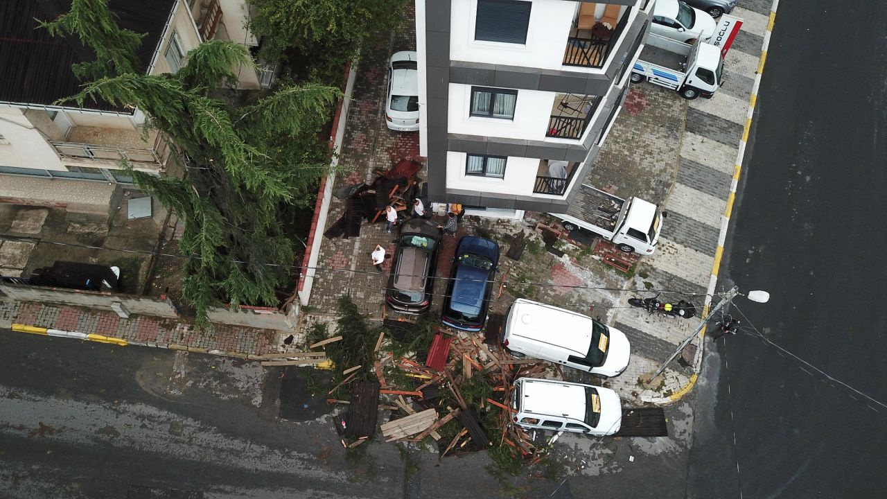 İstanbul'da kuvvetli fırtına ve sağanak etkili oldu ağaçlar devrildi yollar göle döndü