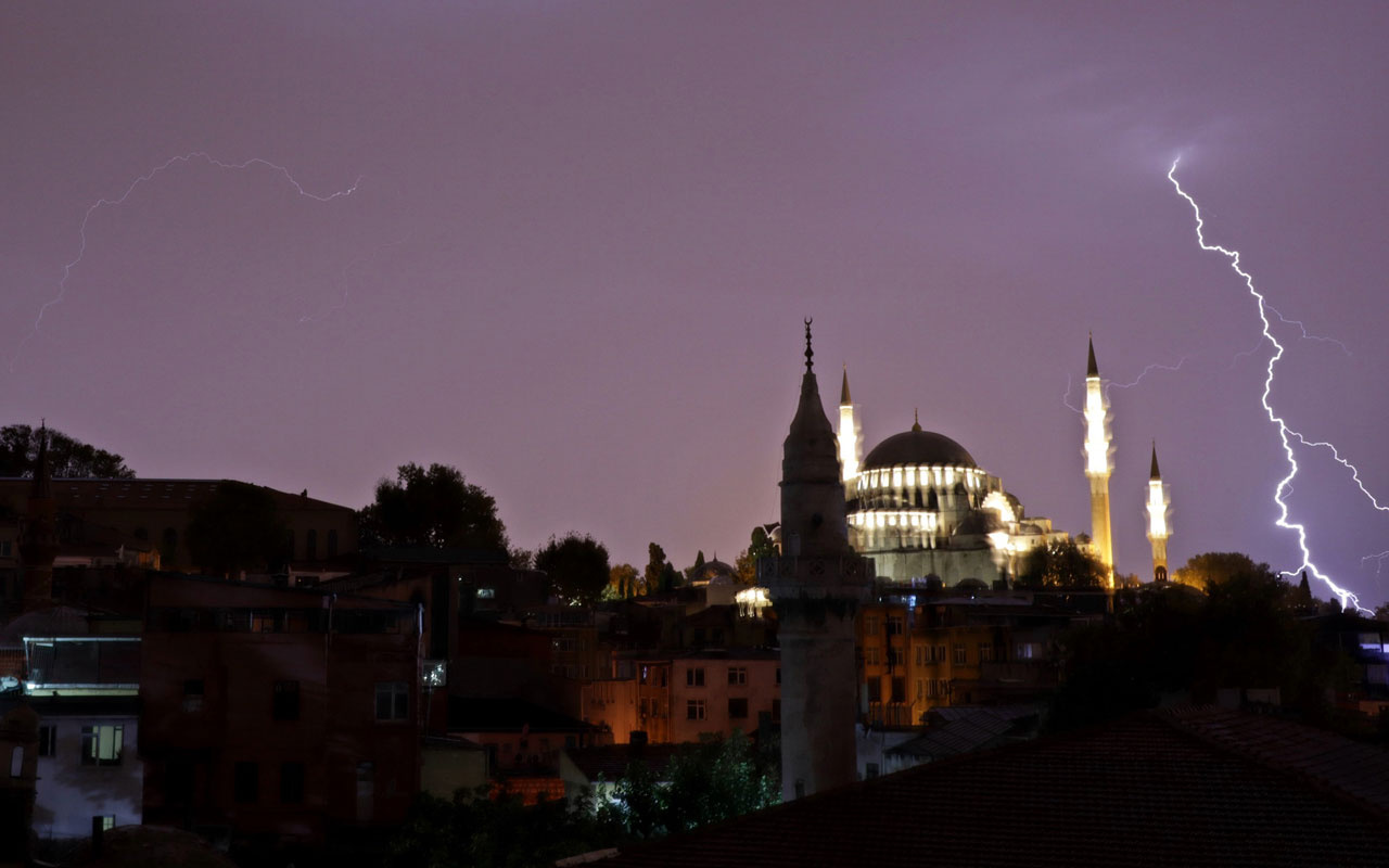 İstanbul'da kuvvetli fırtına ve sağanak etkili oldu ağaçlar devrildi yollar göle döndü