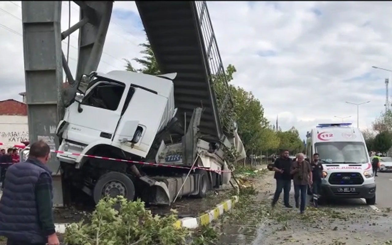 Tır otobüs durağına çarptı: 2 ölü, 3 yaralı