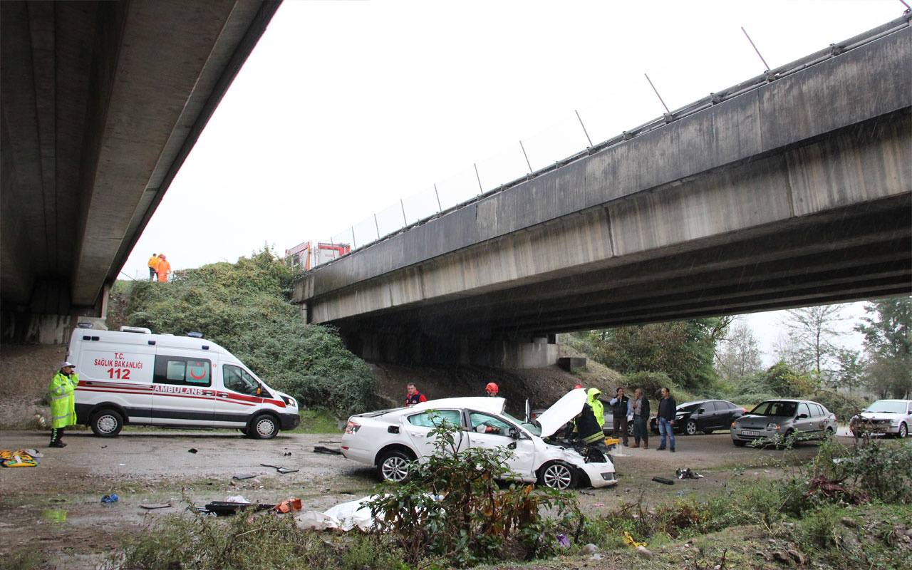 Düzce'de otomobil 30 metrelik viyadükten uçtu: 2 ölü, 2 yaralı