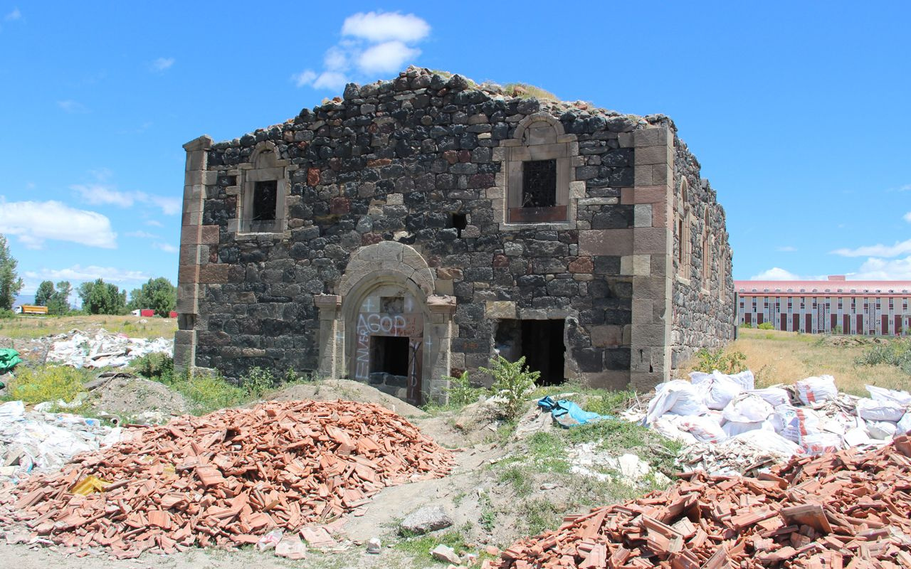 Erzurum'daki Kartal Kalesi'ni arkeologlardan önce defineciler kazdı